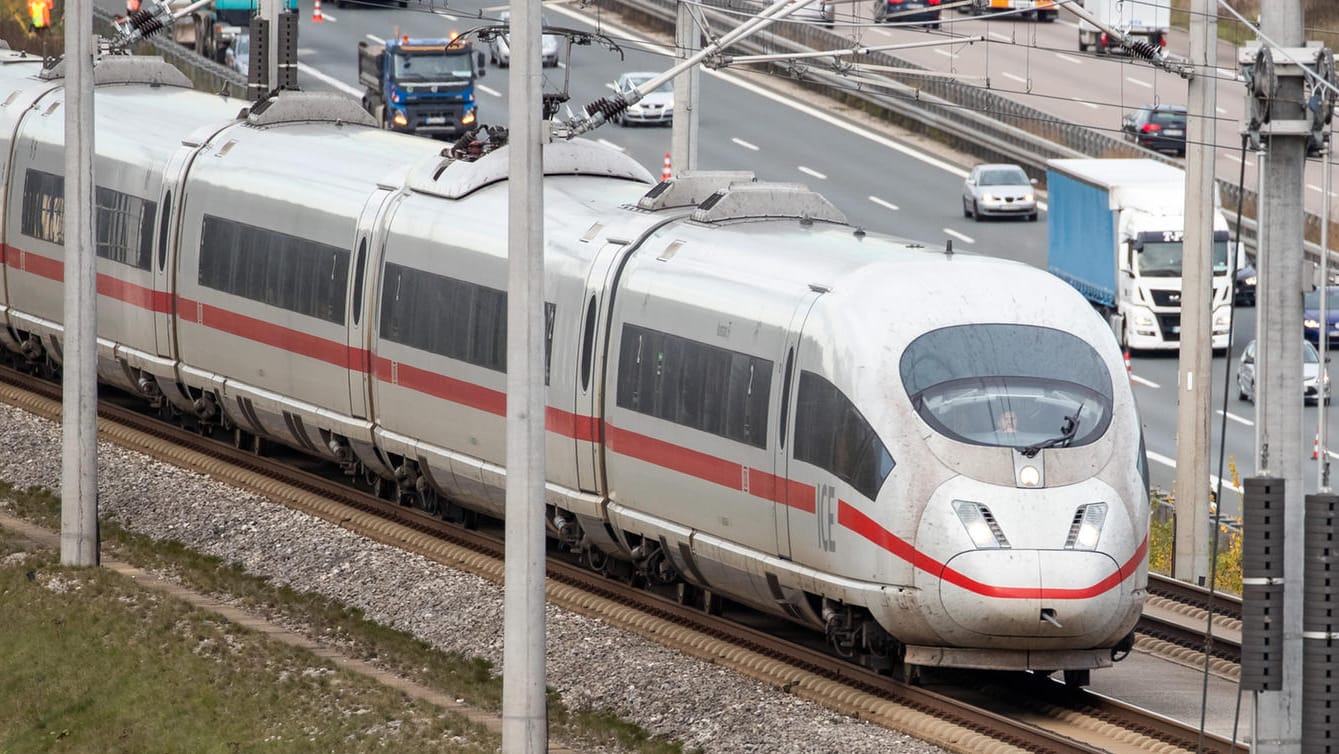 Fahrender ICE: Bei der Deutschen Bahn haben sich zuletzt die Probleme gehäuft. Nun will der Konzern die Wartung und Instandhaltung ihrer Züge möglichst schnell verbessern.