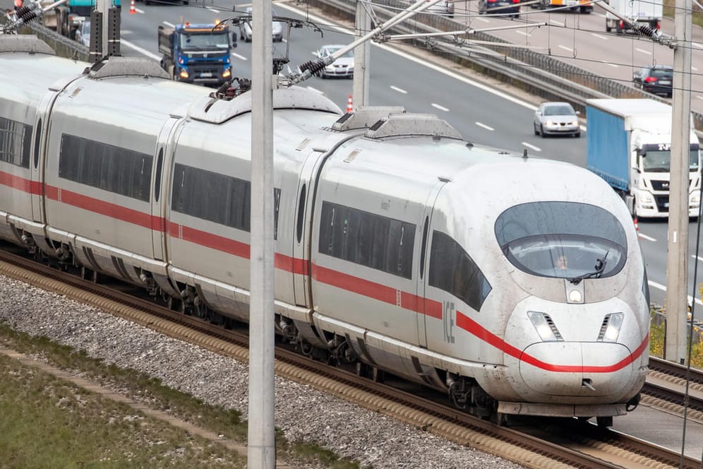 Fahrender ICE: Bei der Deutschen Bahn haben sich zuletzt die Probleme gehäuft. Nun will der Konzern die Wartung und Instandhaltung ihrer Züge möglichst schnell verbessern.