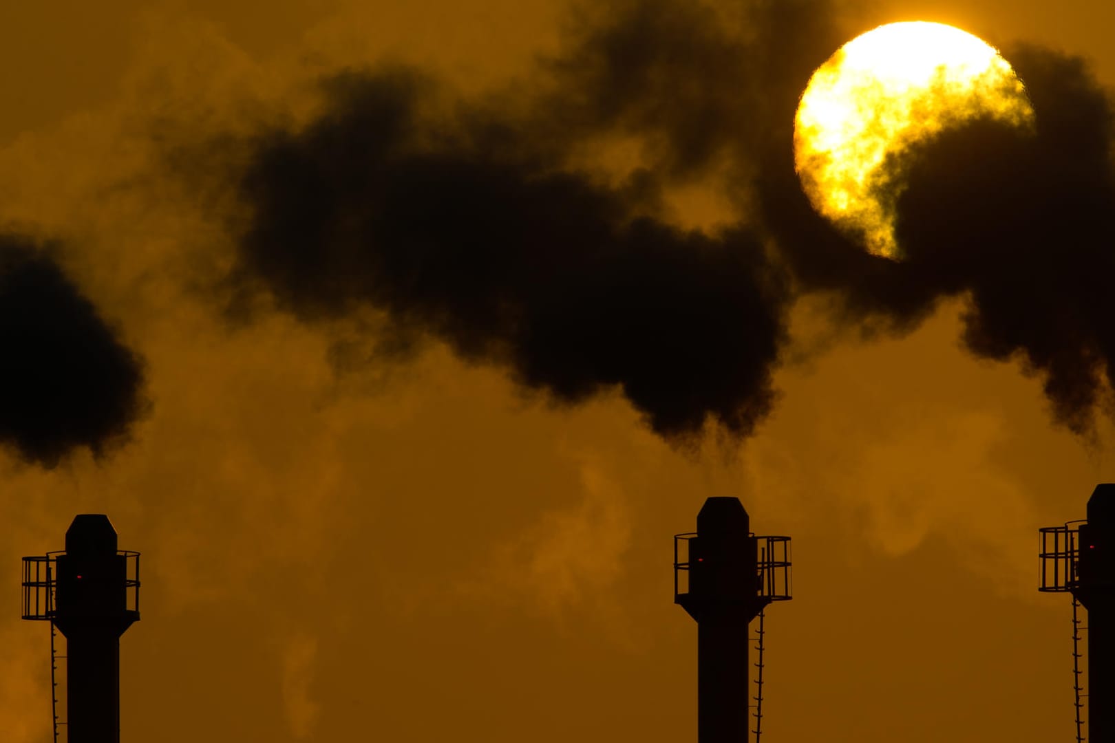 Die Schornsteine eines Blockheizkraftwerkes in Schönefeld bei Berlin: Die Konzentration der klimaschädlichen Treibhausgase in der Atmosphäre ist nach Messungen von Klimaforschern so hoch wie seit Millionen Jahren nicht.