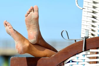 Relaxen im Strandkorb: Der Trend geht zum Urlaub ohne Kind. Auch Eltern suchen vermehrt die andere Auszeit.