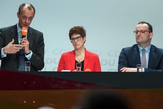 Friedrich Merz, Annegret Kramp-Karrenbauer und Jens Spahn in Halle: Migration dominiert plötzlich wieder.
