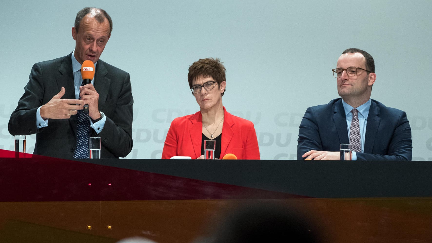 Friedrich Merz, Annegret Kramp-Karrenbauer und Jens Spahn in Halle: Migration dominiert plötzlich wieder.