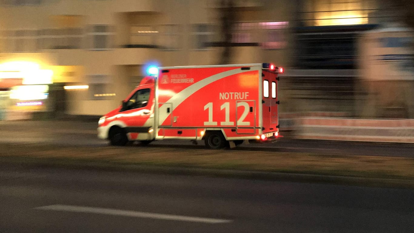 Rettungswagen im Einsatz (Symbolbild): Nahe München ist ein Mann bei einem Unfall gestorben.
