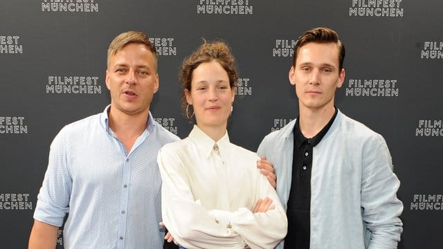 Die Schauspieler Tom Wlaschiha (l-r), Vicky Krieps und Rick Okon sind in der Sky-Serie "Das Boot" dabei.