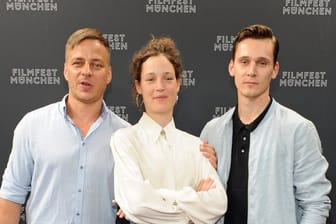 Die Schauspieler Tom Wlaschiha (l-r), Vicky Krieps und Rick Okon sind in der Sky-Serie "Das Boot" dabei.