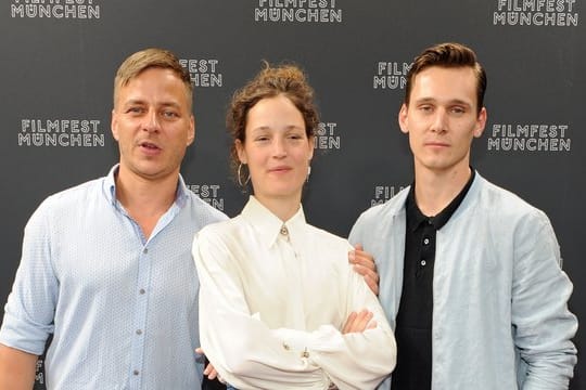 Die Schauspieler Tom Wlaschiha (l-r), Vicky Krieps und Rick Okon sind in der Sky-Serie "Das Boot" dabei.