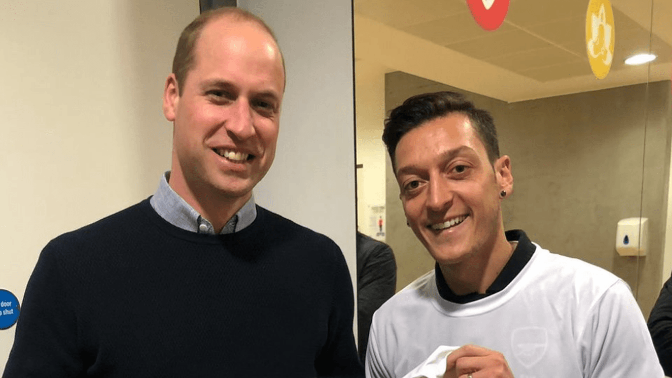 Prinz William und Mesut Özil: Prinz William will Frieden durch Fußball fördern.