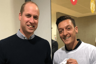 Prinz William und Mesut Özil: Prinz William will Frieden durch Fußball fördern.