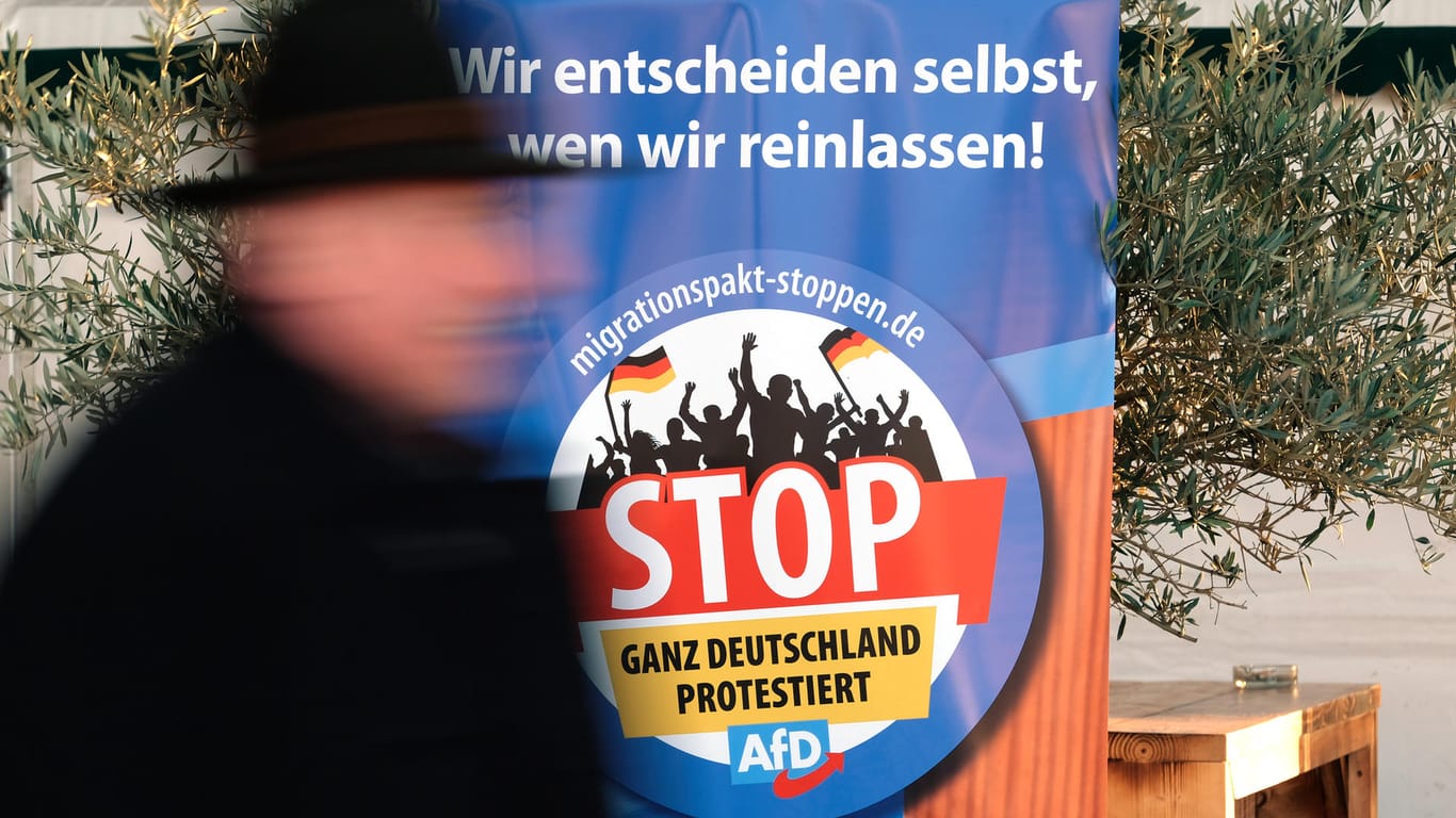 Plakat auf einer AfD-Veranstaltung in Magdeburg.