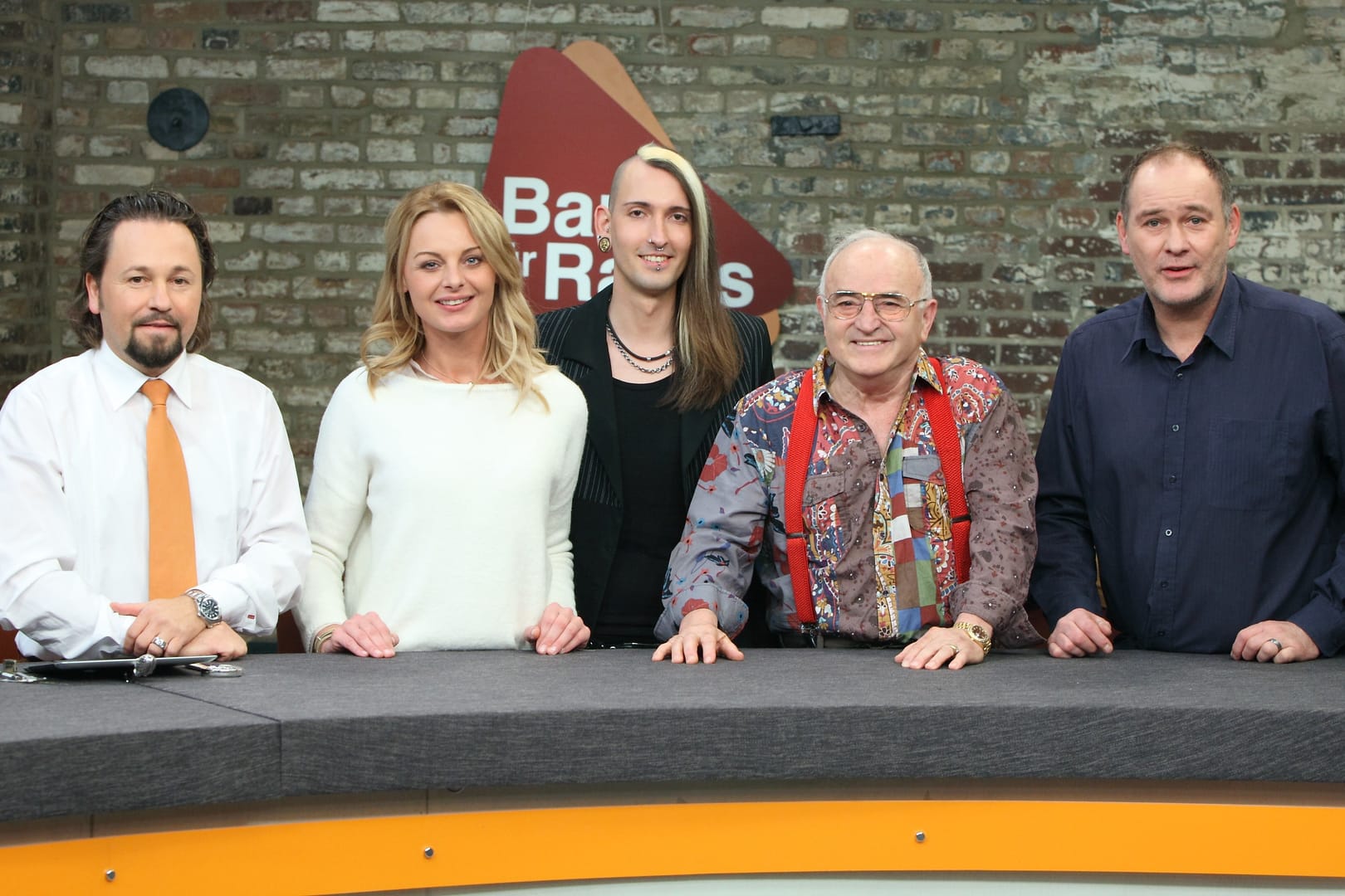 Die "Bares für Rares"-Händler: Wolfgang Pauritsch, Susanne Steiger, Fabian Kahl, Ludwig Hofmaier und Walter Lehnertz.