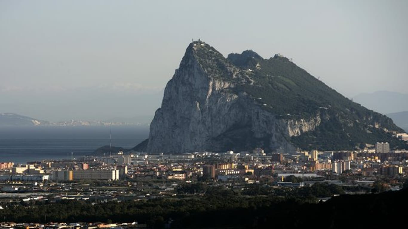 Der Felsen von Gibraltar - der Südzipfel der iberischen Halbinsel ragt weithin sichtbar ins Mittelmeer.