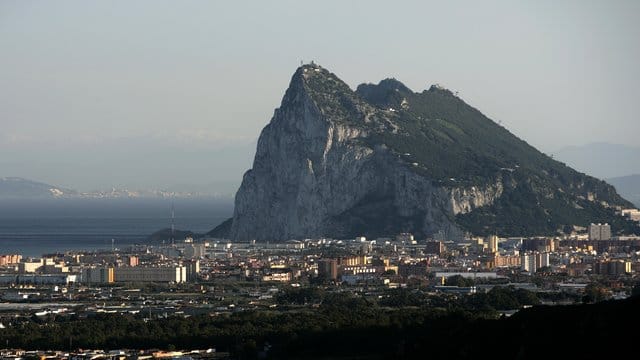 Der Felsen von Gibraltar - der Südzipfel der iberischen Halbinsel ragt weithin sichtbar ins Mittelmeer. Der Felsen von Gibraltar - der Südzipfel der iberischen Halbinsel ragt weithin sichtbar ins Mittelmeer.