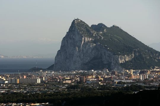 Der Felsen von Gibraltar - der Südzipfel der iberischen Halbinsel ragt weithin sichtbar ins Mittelmeer.