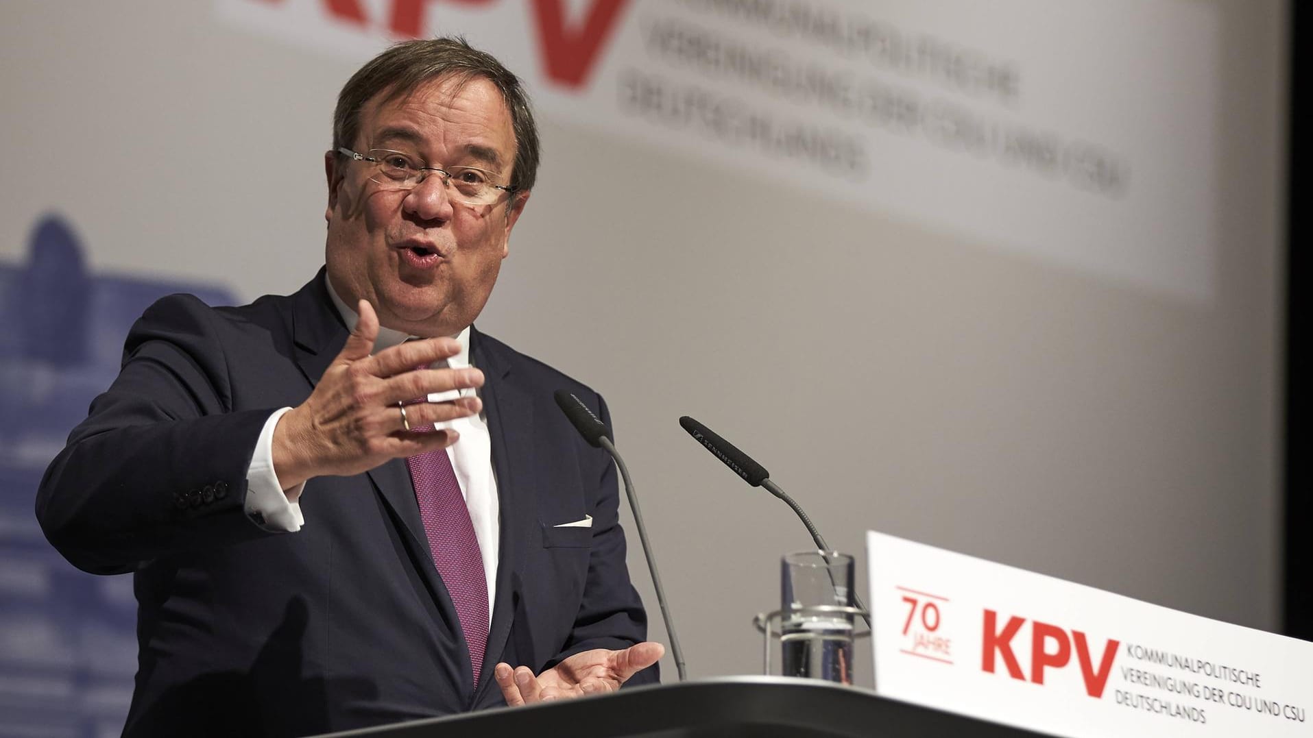 Armin Laschet, Ministerpräsident des Landes Nordrhein-Westfalen: "Ein Kohleausstieg wird viel Geld kosten – wenn man es sich erlauben will, einen heimischen wettbewerbsfähigen Energieträger aus politischen Gründen und für den Klimaschutz abzuschalten." Armin Laschet, Ministerpräsident des Landes Nordrhein-Westfalen: "Ein Kohleausstieg wird viel Geld kosten – wenn man es sich erlauben will, einen heimischen wettbewerbsfähigen Energieträger aus politischen Gründen und für den Klimaschutz abzuschalten."