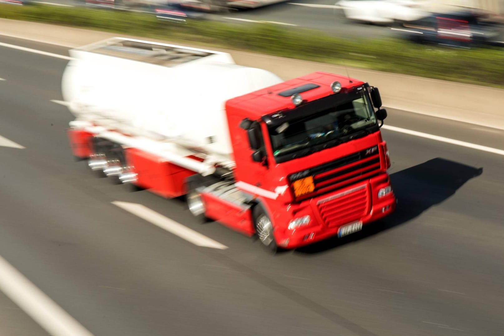 Tanklaster: In NRW dürfen die Fahrzeuge nun auch sonntags fahren, um Lieferengpässe zu vermeiden.