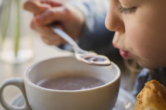 Mädchen trinkt Kakao: Nach einer Abmahnung von Foodwatch zieht Landliebe Werbeaussagen zu Kakao zurück.