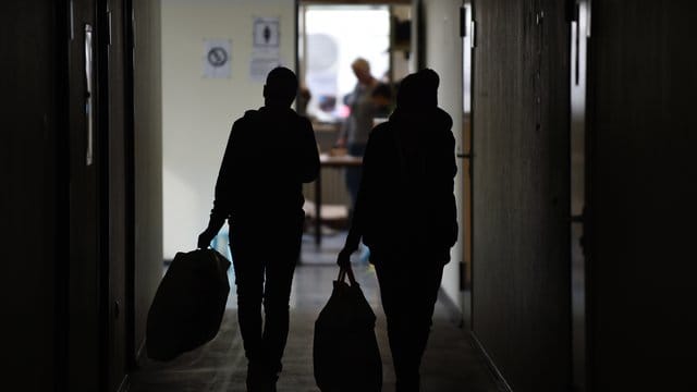 Zwei Frauen in einer Notunterkunft. Zwei Frauen in einer Notunterkunft.