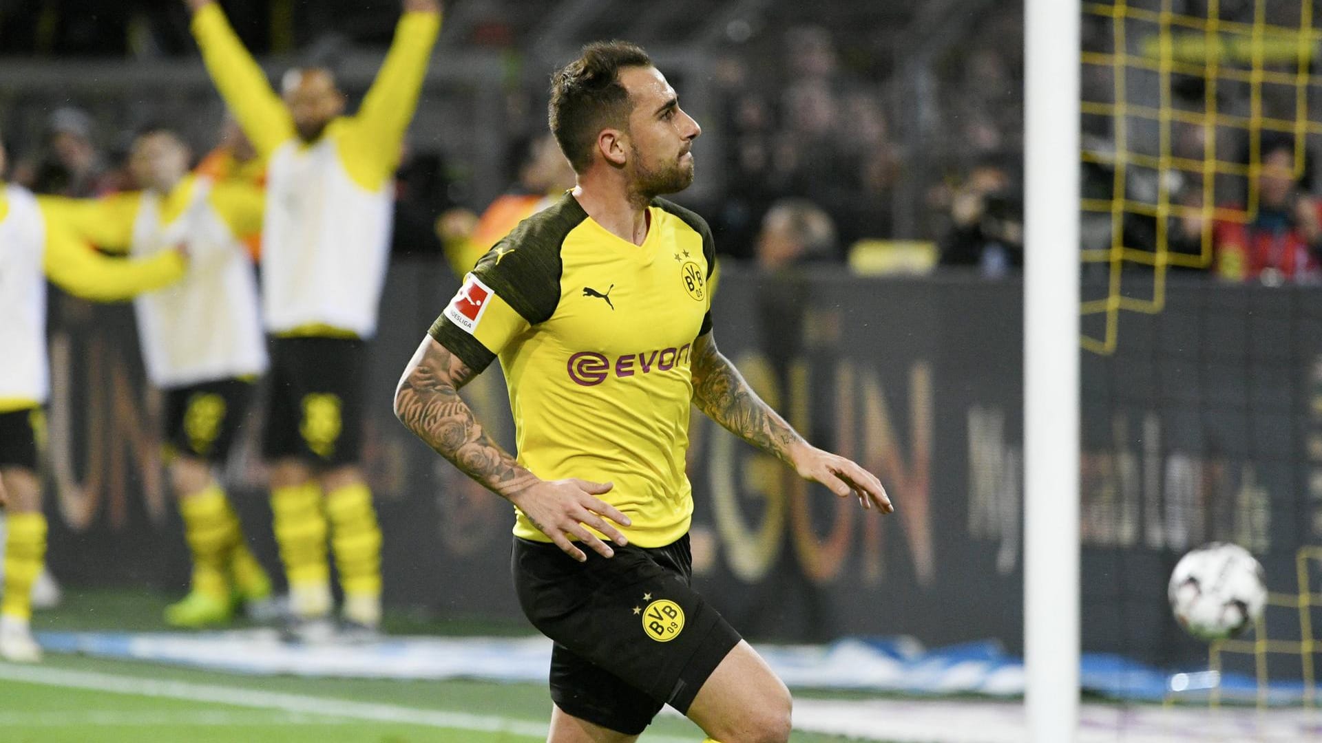 Paco Alcacer jubelt über seinen Siegtreffer gegen Bayern München.