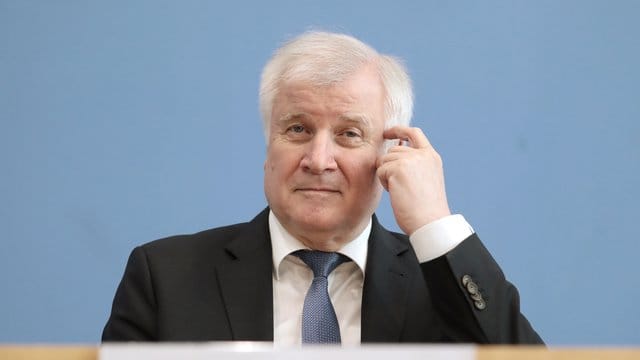 Innenminister Horst Seehofer spricht Mitte Oktober in der Bundespressekonferenz zu Journalisten. Innenminister Horst Seehofer spricht Mitte Oktober in der Bundespressekonferenz zu Journalisten.