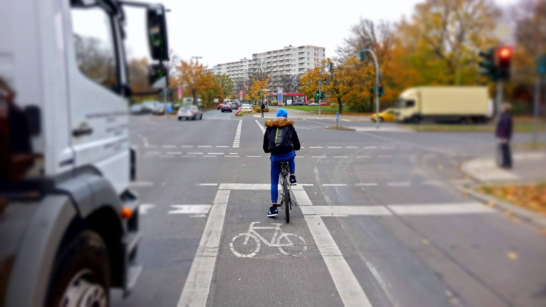 Ein Fahrradfahrer an einer Ampel (Symbolfoto): Der Unglücksort in Burgdorf befand sich in der Nähe einer Schule.