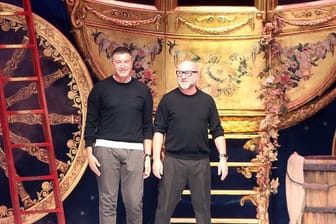 Stefano Gabbana (l) und Domenico Dolce haben auf die Rassismusvorwürfe mit einer Entschuldigung reagiert.