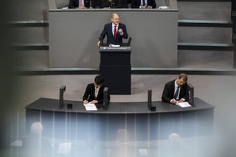 Olaf Scholz im Bundestag: Auch der Finanzminister machte bei dem Spiel mit und verglich die Wünsche der Opposition mit dem Sonderangebote-Tag.