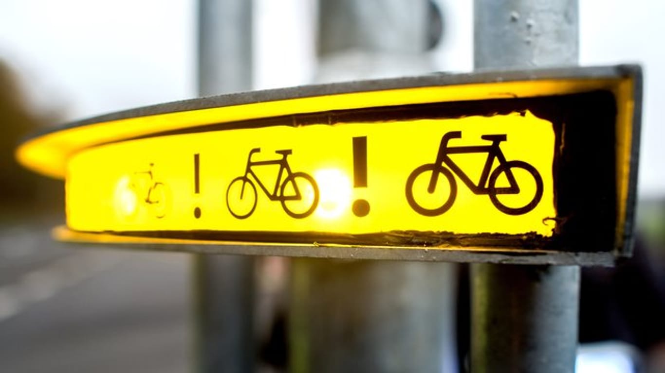 Wird ein Radfahrer oder ein Fußgänger von dem System erkannt, blinken vier Leuchten in unterschiedlichen Höhen und warnen den LKW-Fahrer.