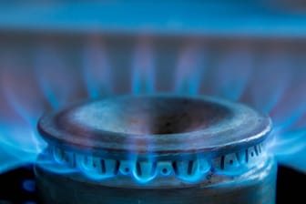 Gasflamme: Millionen Haushalte in Deutschland werden im nächsten Jahr eine höhere Gasrechnung erhalten. Für viele Kunden lohnt ein Wechsel des Anbieters.