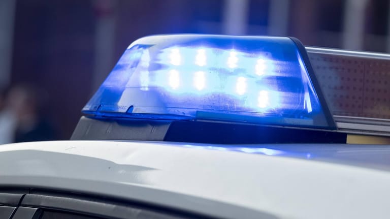 Blaulicht eines Streifenwagens (Symbolbild): In Berlin-Neukölln wurde ein toter Mann hinter dem Steuer seines Fahrzeugs gefunden.