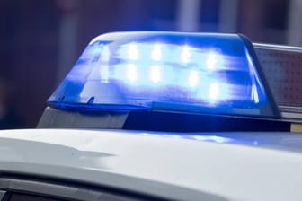Blaulicht eines Streifenwagens (Symbolbild): In Berlin-Neukölln wurde ein toter Mann hinter dem Steuer seines Fahrzeugs gefunden.