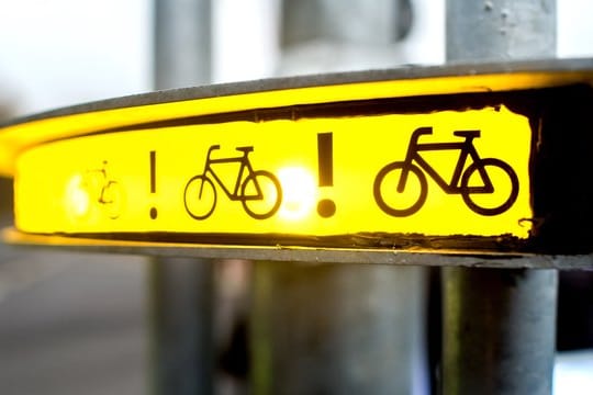 Das Warnsystem "Bike-Flash" überwacht den toten Winkel von Fahrzeugen durch Wärmesensorik.