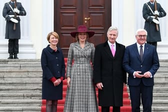 Bundespräsident Frank-Walter Steinmeier (r) und dessen Ehefrau Elke Büdenbender (l) begrüßen das belgische Königspaar König Philippe und Königin Mathilde vor Schloss Bellevue.