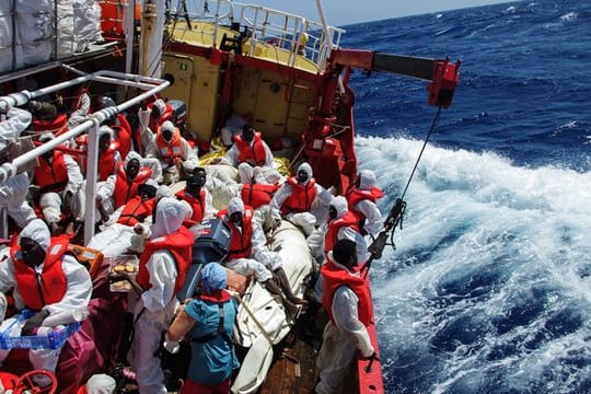 Das Rettungsschiff "Seefuchs" der Regensburger Organisation Sea-Eye bei einem Einsatz im Mittelmeer.