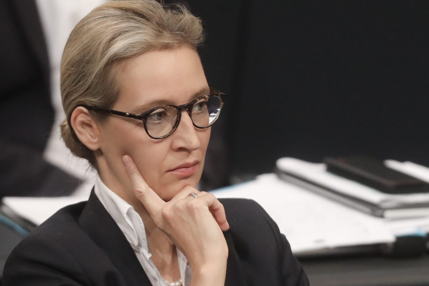 Alice Weidel (AfD) bei einer Bundestagssitzung im Bundestag: Weidel gibt ihre Wohnung im schweizerischen Biel auf.