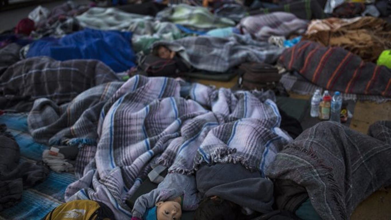 Migranten schlafen am Grenzübergang Chaparral in Tijuana.