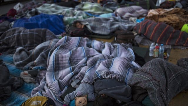 Migranten schlafen am Grenzübergang Chaparral in Tijuana.