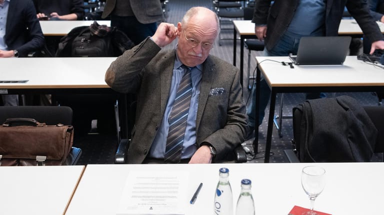 Der ehemalige Technikchef am BER-Flughafen, Horst Amann, wartet auf den Beginn der Sitzung des BER-Untersuchungsausschusses im Abgeordnetenhaus: Das Versagen am neuen Hauptstadtflughafen soll systematisch aufarbeitet werden.