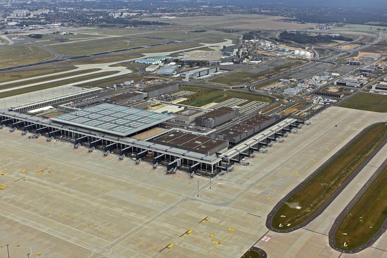 Flughafen Willy-Brandt, Flughafen Berlin Brandenburg: Der Flughafen BER haten den Steuerzahler bislang über fünf Milliarden Euro gekostet.