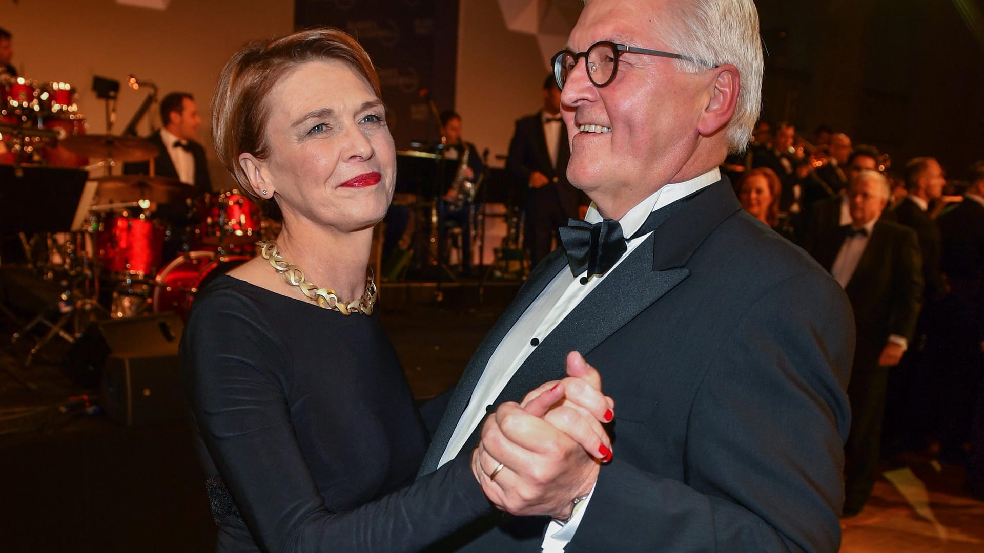 Bundespräsident Frank-Walter Steinmeier und seine Frau Elke Büdenbender tanzen beim 67. Bundespresseball im Hotel Adlon.