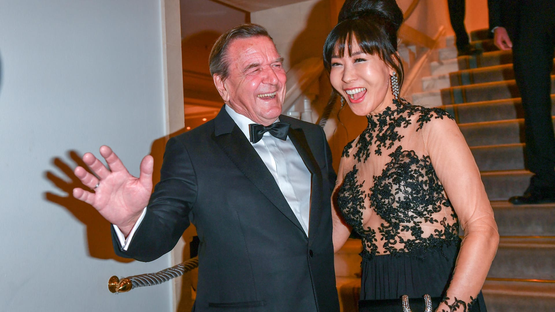 Altbundeskanzler Gerhard Schröder und seine südkoreanische Frau Soyeon Schröder-Kim kommen zum 67. Bundespresseball: Beim Rennen um den CDU-Vorsitz hat Schröder auf Friedrich Merz gewettet.