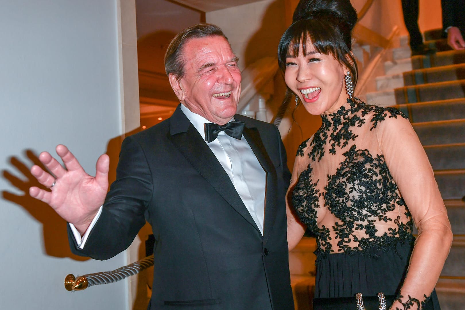 Altbundeskanzler Gerhard Schröder und seine südkoreanische Frau Soyeon Schröder-Kim kommen zum 67. Bundespresseball: Beim Rennen um den CDU-Vorsitz hat Schröder auf Friedrich Merz gewettet.