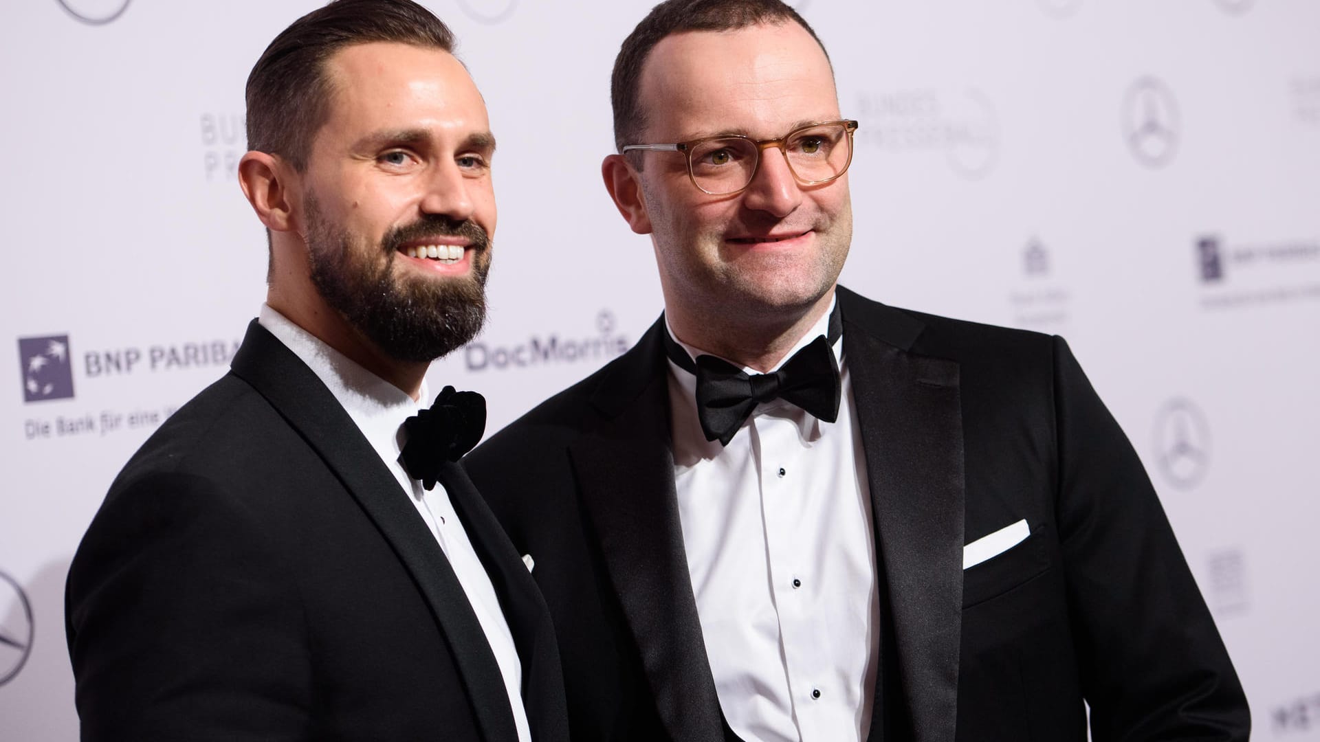 Jens Spahn (CDU, r), Bundesminister für Gesundheit, kommt mit seinem Ehepartner Daniel Funke zum 67. Bundespresseball über den Roten Teppich.