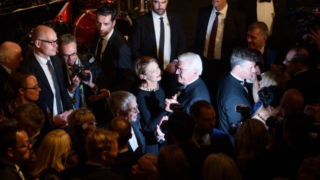 Frank-Walter Steinmeier und Elke Büdenbender eröffnen den Bundespresseball mit dem ersten Tanz.