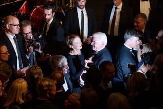 Frank-Walter Steinmeier und Elke Büdenbender eröffnen den Bundespresseball mit dem ersten Tanz.