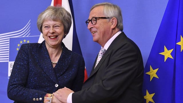 EU-Kommissionspräsident Jean-Claude Juncker begrüßt die britische Premierministerin Theresa May in Brüssel.