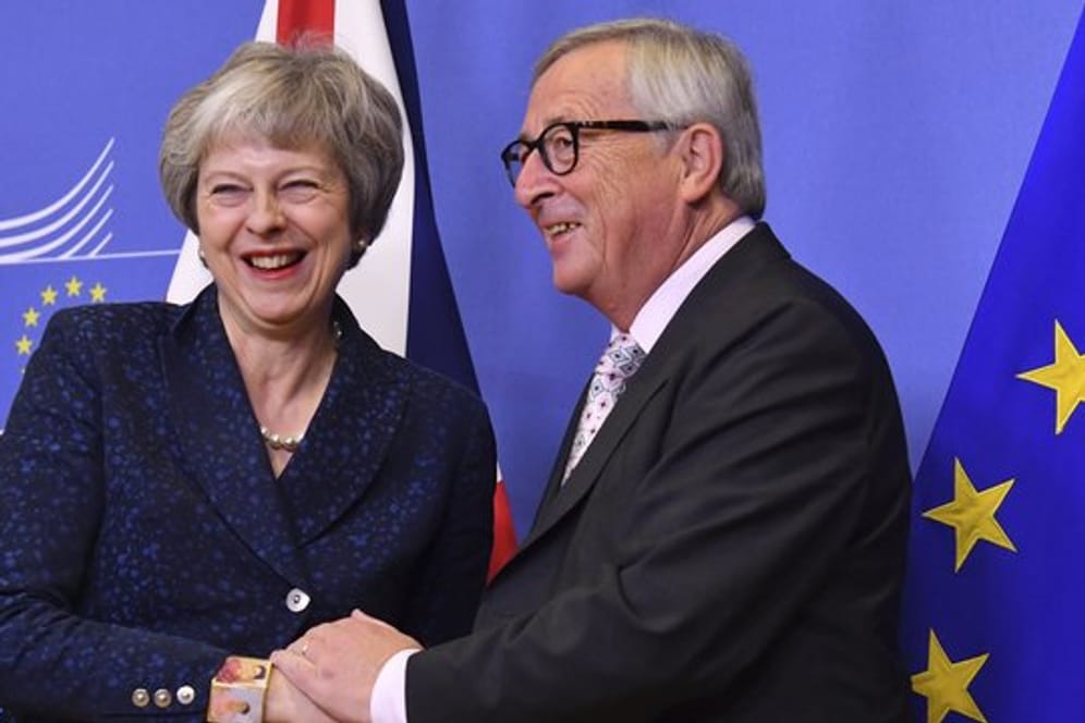 EU-Kommissionspräsident Jean-Claude Juncker begrüßt die britische Premierministerin Theresa May in Brüssel.