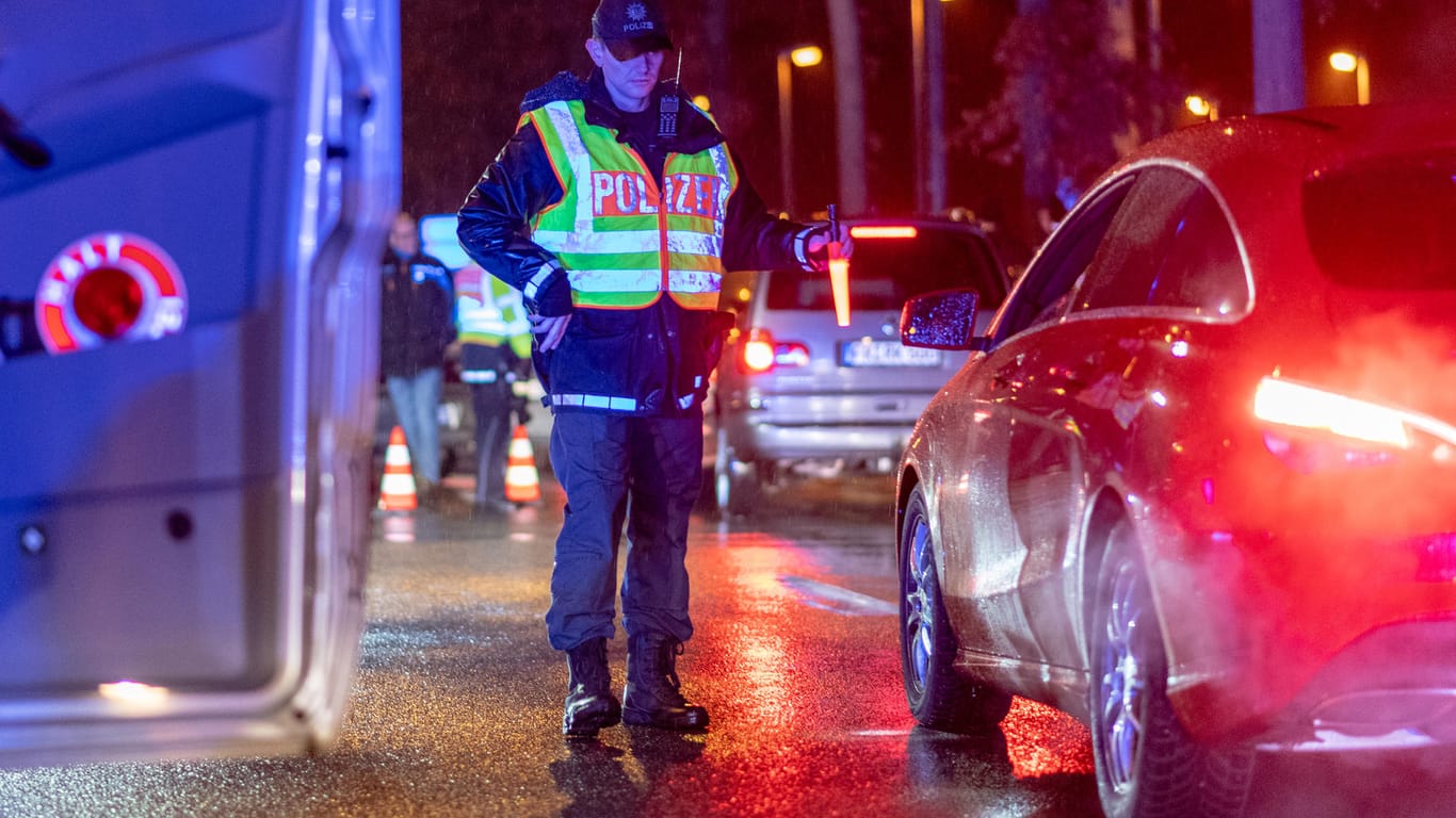 Straßenkontrolle in Freiburg: Mit großangelegten Razzien will die Polizei das Sicherheitsgefühl in der Stadt verbessert werden.