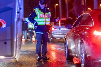 Straßenkontrolle in Freiburg: Mit großangelegten Razzien will die Polizei das Sicherheitsgefühl in der Stadt verbessert werden.