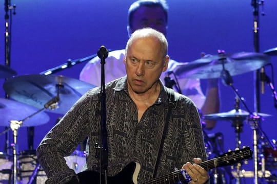 Mark Knopfler würde gerne besser Gitarre spielen.