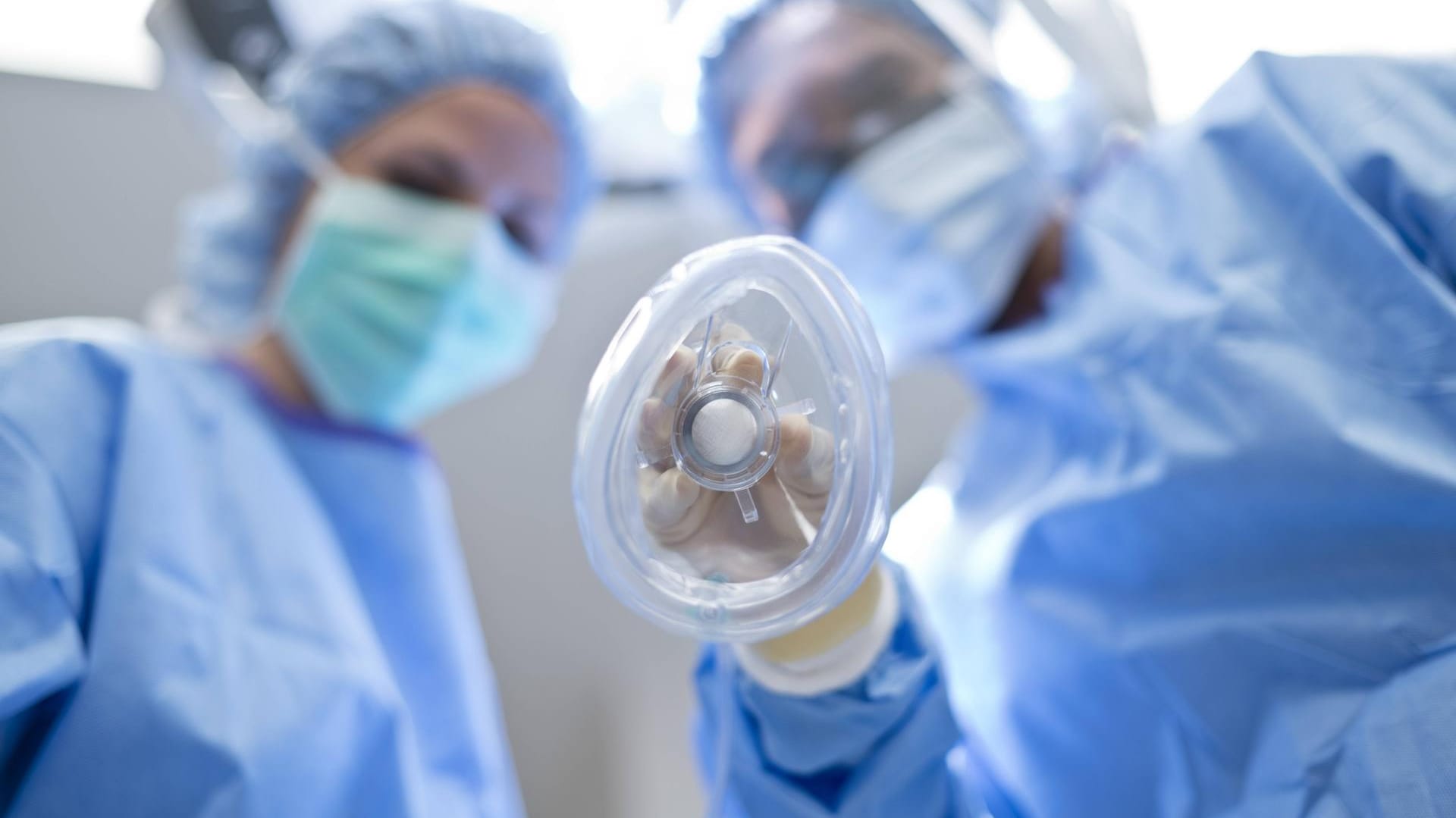 Krankenpfleger beim Vorbereiten einer Narkose (Symbolbild): Nach Eintritt der Komplikationen wurde der Junge umgehend in eine Kinderklinik nach Bielefeld gebracht.